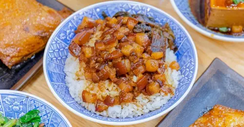 林記飯館，古早南部口味平價小吃，滷肉飯肥肉瘦肉任你挑！還有熟客必點蜜汁小魚乾花生