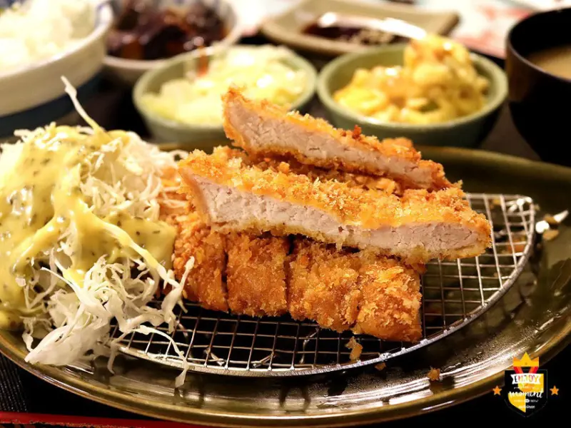 台南日式定食／用餐時段常客滿／料多實在超值佛心價／隱身巷弄老屋庭院／配菜每天不一樣／內用免費續白飯或小菜一份