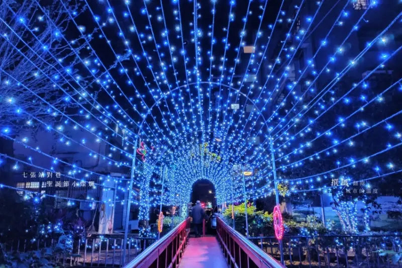 【新店】捷運七張站對巷內也有絕美聖誕打卡秘境，如同星光步道般的瑠公圳河畔與小橋浪漫至極，明德路63巷聖誕景點