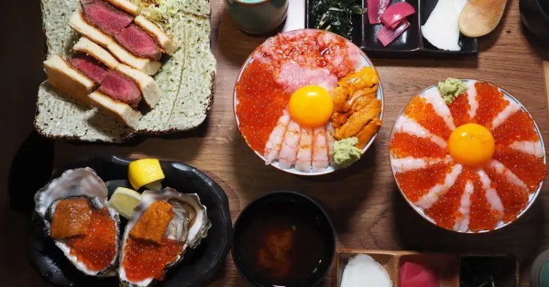 魚君さかなくん海鮮丼專門店 微風松高店｜台北築地市場在這！超新鮮的生魚片丼飯，生蠔海膽炸牛排三明治｜信義區日式料理推薦