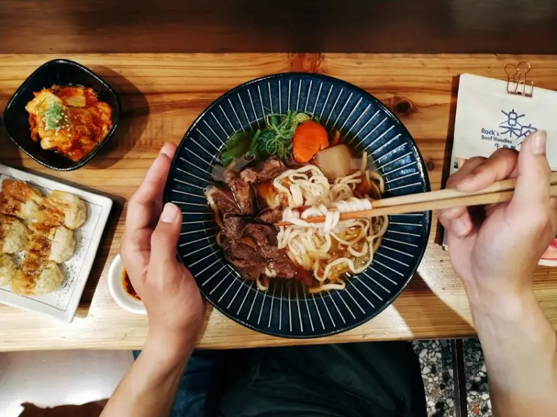 隱藏於新竹市東區的老宅風格牛肉麵店，中日合併的小菜配上清淡爽口無負擔的【樂客牛肉麵】讓人還想一訪再訪！