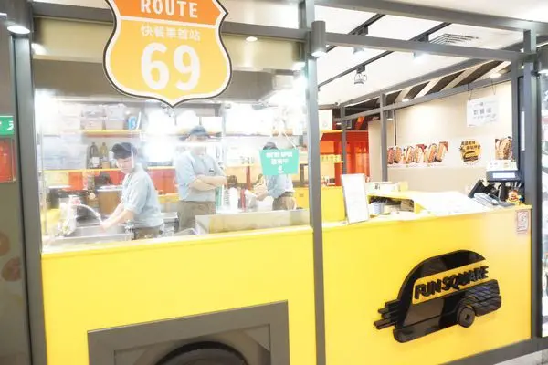 【台北小巨蛋】微風南京美食推薦！料理無國界、嘴大吃四FUN-FUN Square押香包