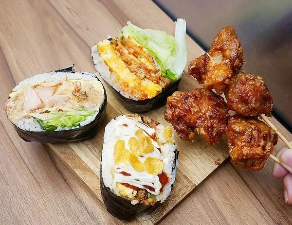 Fun Square 押香包 - 台北微風南京創意小吃，多種異國口味飯糰，副餐炸雞表現不俗，好適合帶出門野餐，料理無國界、嘴大吃四FUN