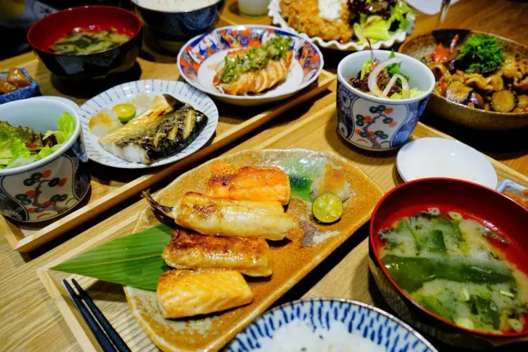 美食｜桃園中壢 坐著做。員工食堂 新開幕餐廳! CP值超高之美味日式定食推薦~