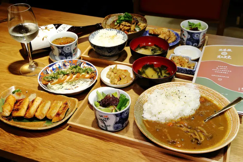 【食。中壢】坐著做員工食堂〜中壢SOGO商圈日式定食，藏在巷內的美味，彷彿日劇中的員工食堂，幸福美食首選！