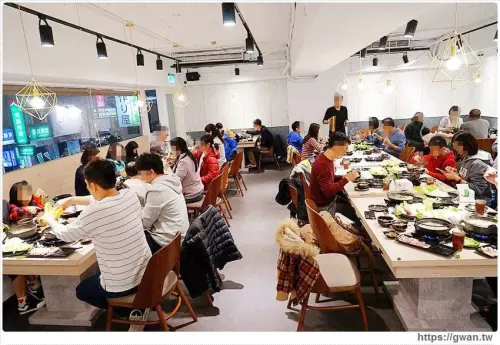 台中新開的個人鍋物，打卡送肉盤試營運人潮滿滿，後天開幕還有第二鍋一折！