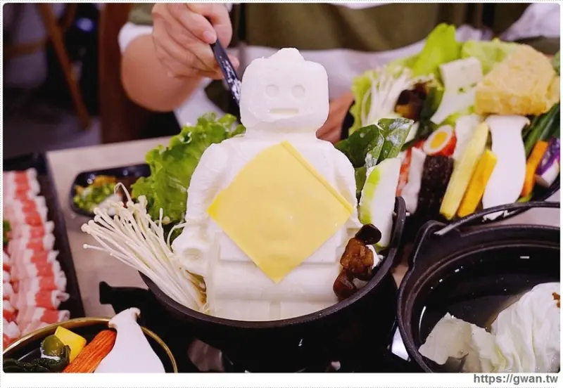 台中首見機器人火鍋，使用振興券免費送肉盤，最低只要228元爽嗑三盤肉還有附餐吃到飽！