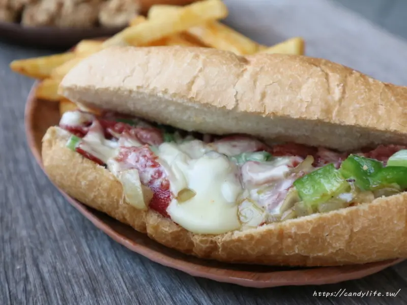 台中再推一間美式漢堡，店家每日手打新鮮肉排，香甜多汁，二樓還有賽事座位區！