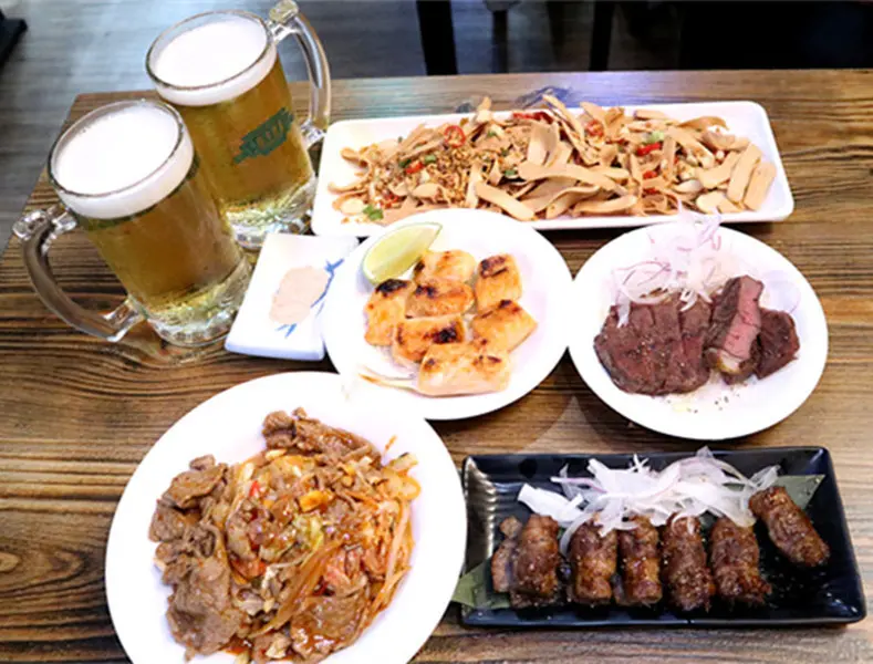 「萬華熱炒」【艋舺町居酒屋】廣州街夜市裡的熱炒居酒屋，濃濃日本味，生啤399/人無限暢飲，鮭魚炒飯是招牌，鄰近西門町居酒屋！