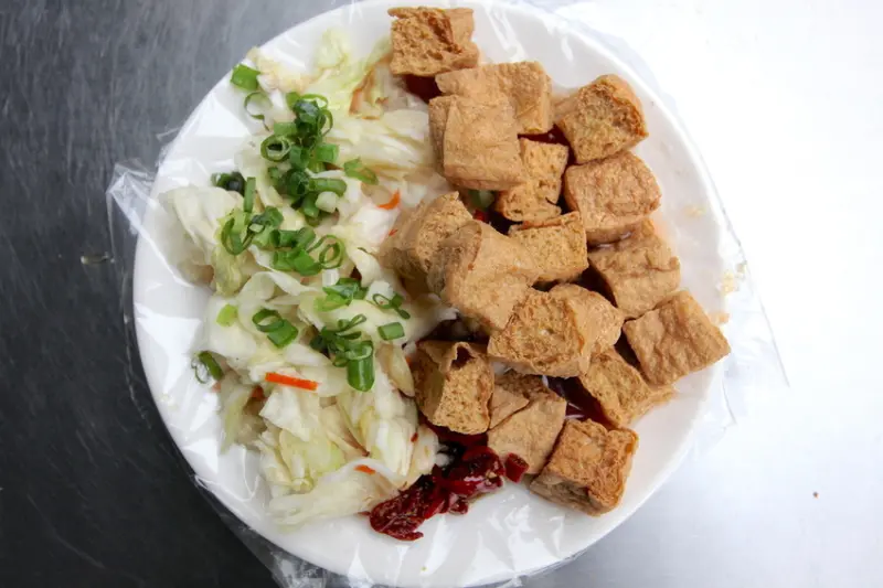吃。台南|中西區| 台式下午茶，海安路水仙宮隔壁，土地公牌樓底下，很酥脆の臭豆腐「牌樓下臭豆腐」。