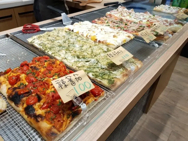 《高雄美食》KAXXA PIZZA 咔嚓羅馬披薩❤每天、隨時會變換口味的方形手工披薩~