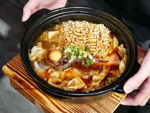 【淡水美食】四爺麻辣食堂 #麻辣鍋 #牛奶鍋 #麻辣鴨血臭豆腐 #家傳魯肉飯