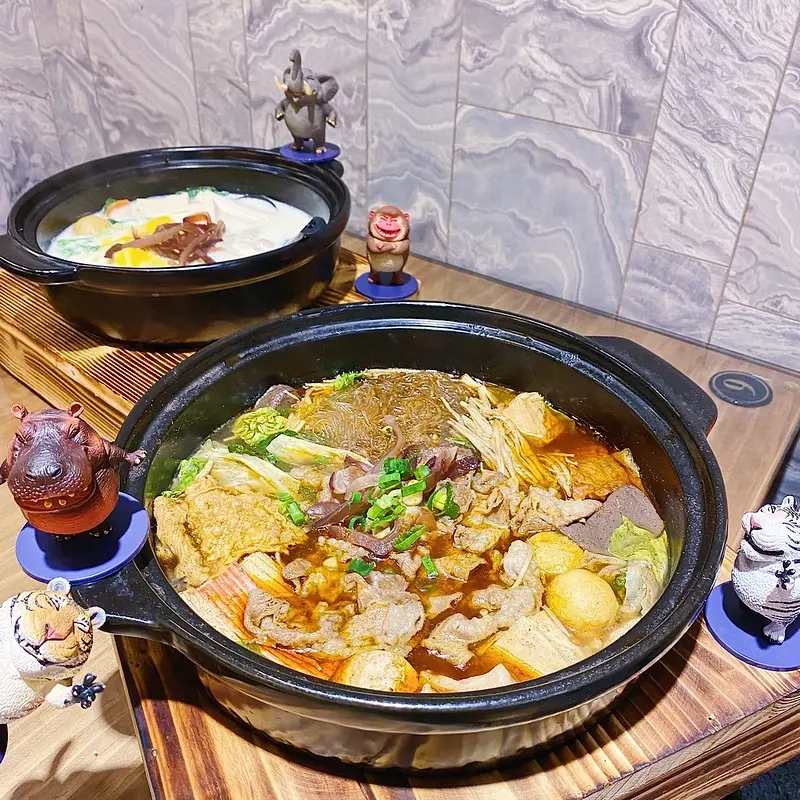 { 淡水站 } 中式風格🏮淡水老街鍋物店家嘗鮮🍲四爺麻辣食堂 淡水店 激推麻辣鍋🌶與牛奶鍋🥛!!!