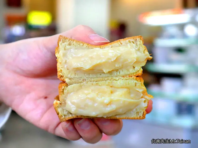 台南紅豆餅／每日限量晚來吃不到／料多飽滿一咬就爆餡／低調無店名擺攤10多年／當天備料新鮮現做／一擺攤就有客人