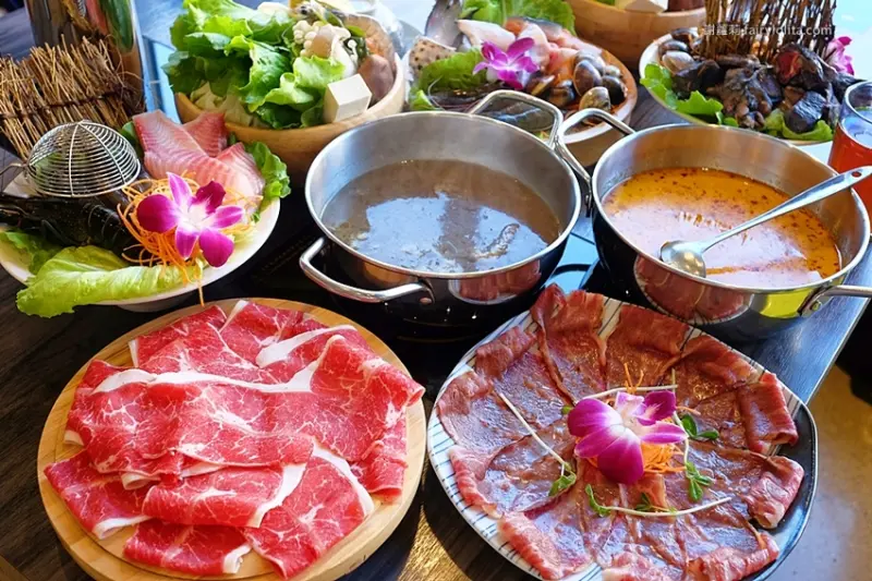 台中超狂火鍋紅翻天，139元海鮮自由配，一開店人潮就爆滿，沒有排隊吃不到，白飯、飲料無限呷免驚！ @蹦啾♥謝蘿莉 La vie heureuse