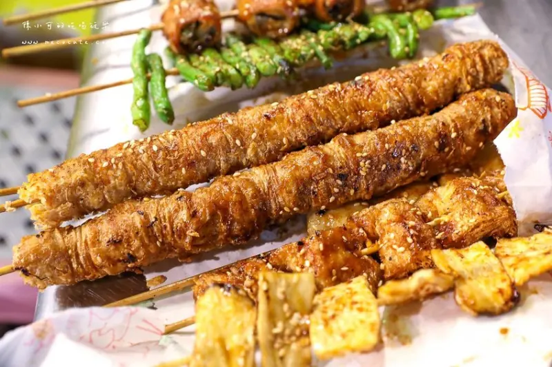 來一份烤雞排～晚上八點營業就有不少人潮，平價宵夜吃起來！最愛豆腸才20元，三重老夫子烤雞排串燒鹹酥雞飲料店