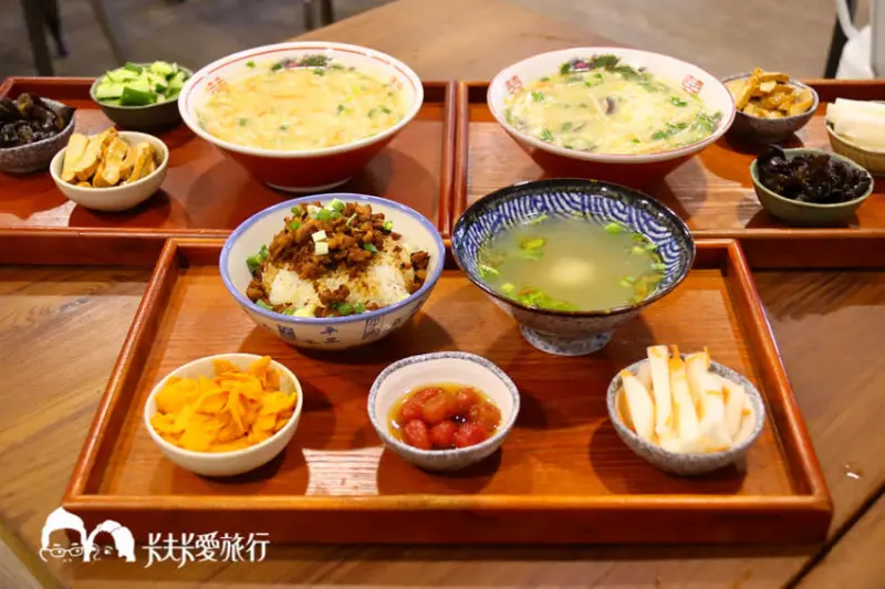 【宜蘭美食】阿芳鹹粥｜銅板價傳統美味小吃！推薦宜蘭味鹹粥滷味拼盤紫米粥