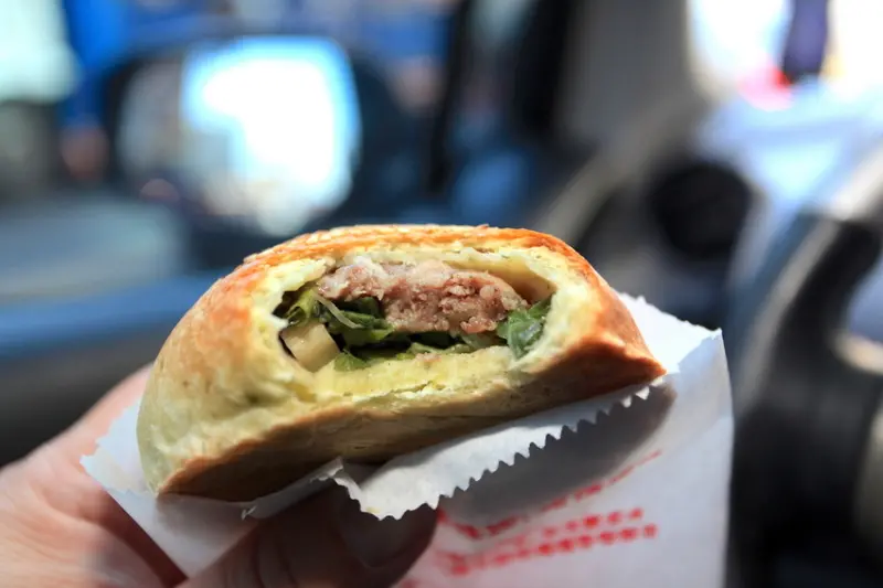 吃。台南|東區|  連鎖胡椒餅店，添加菠菜汁の麵團，胡椒餅皮偏軟Ｑ，整體口感美味定價合理範圍「鄭記炭烤胡椒餅-崇德店」。