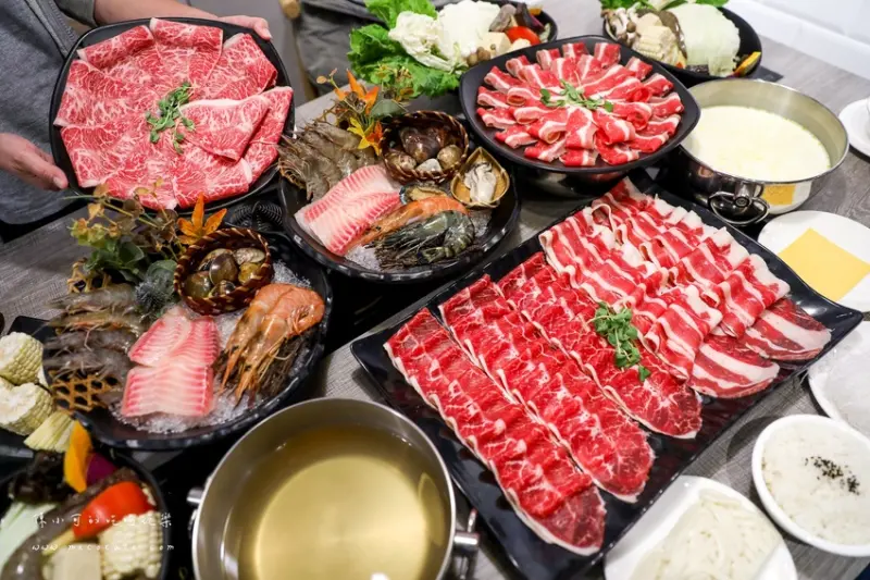 樂釜極上鍋物，必點牛奶鍋！大肉盤+海鮮拼盤好吃～蘆洲火鍋推薦