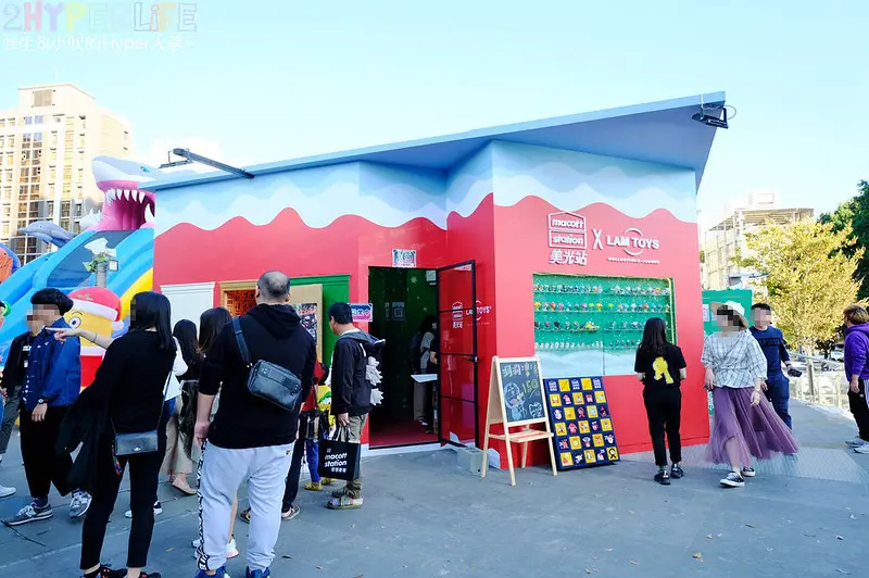 有超萌哆啦A夢發光聖誕樹，美光站聖誕潮玩快閃店還有無敵鐵金鋼立像可拍照！