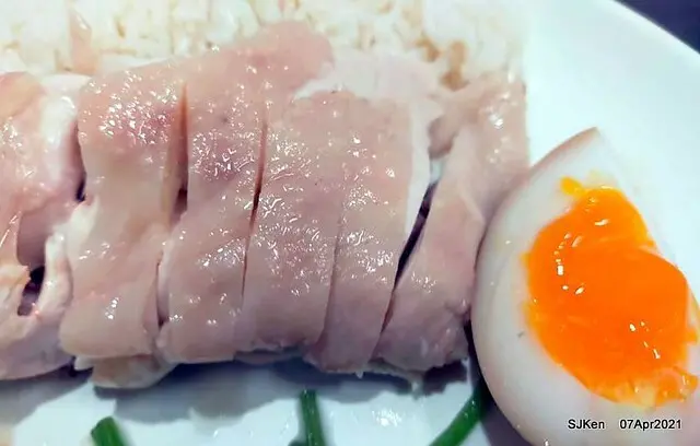 (北捷南京復興站周邊美食)「慶城海南雞飯」--- 巷內排隊名店，肉嫩皮薄調醬讓人吮指回味! 