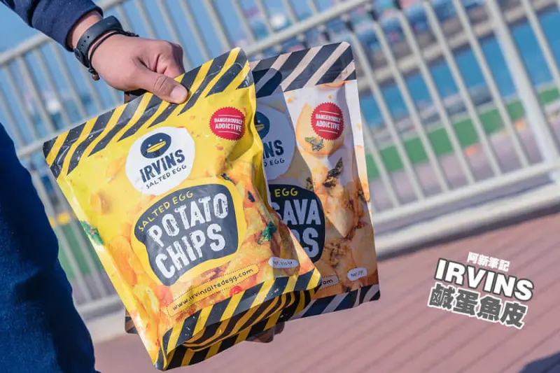 阿新筆記|Irvins新加坡魚皮餅乾|全台旋風！鹹蛋黃魚皮餅乾涮嘴好吃，讓人一片接一片吃不停～