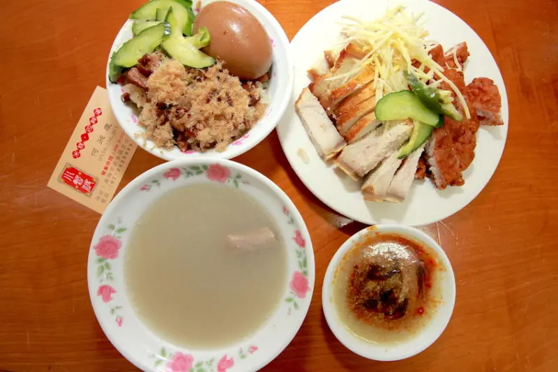 吃。高雄｜前金區。飄香超過80年老店，用餐環境很整潔舒服，整體口感美味值得推薦給您品嚐 「小暫渡米糕四神湯」。