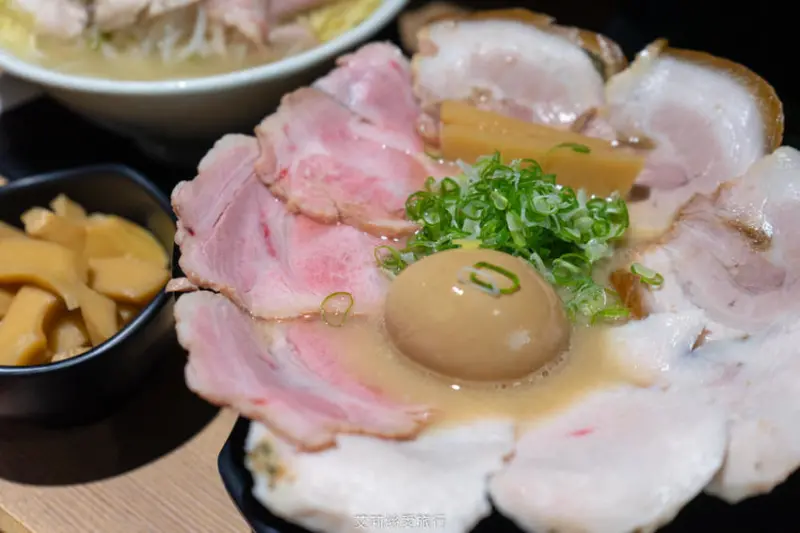 新莊美食》麵屋三郎 物超所值肉多到滿出來的好吃拉麵 加湯加麵不用錢 學生免費送白飯 近輔大好市多 - 艾莉絲愛旅行