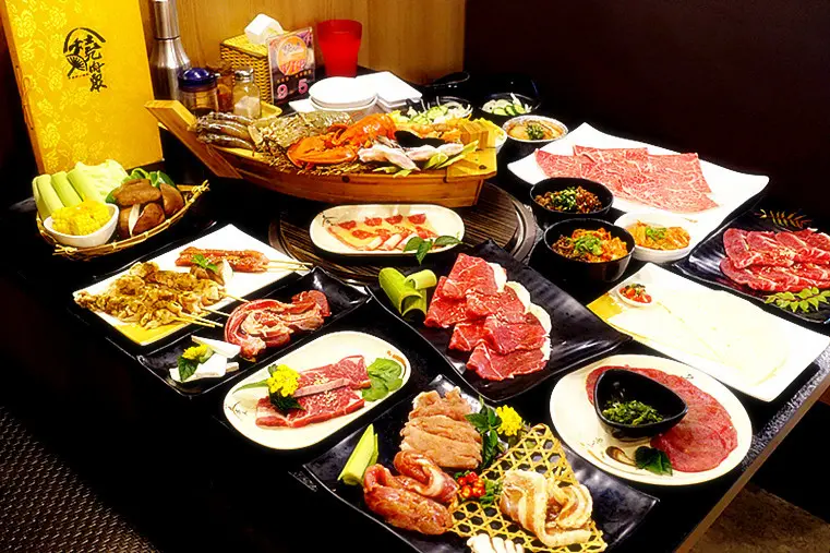 【台中東海聚餐首選－燒肉眾 精緻炭火燒肉(台中JMall店)】想吃南美野生龍蝦、波士頓龍蝦、鹿兒島A5和牛不用千元，更有嚴選奧汀牛、伊比利豬、天使紅蝦等頂級食材可以吃到飽，這樣的CP值要去哪裡才吃得到