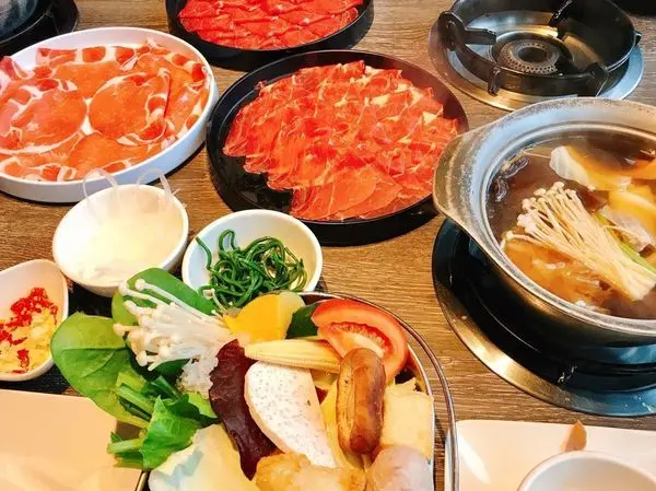 桃園藝文特區美食【食大鍋STOCKPOT】村民食堂全新開鍋/新增甜點飲料吃到飽/火鍋壽喜燒六種湯底供選擇／CP值超高最低只要268起即可享用