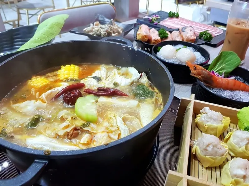 《高雄美食》聞雞起爐（鳳山文衡店）❤港式雞煲網美店，一鍋兩吃~壽星送天使紅蝦！！