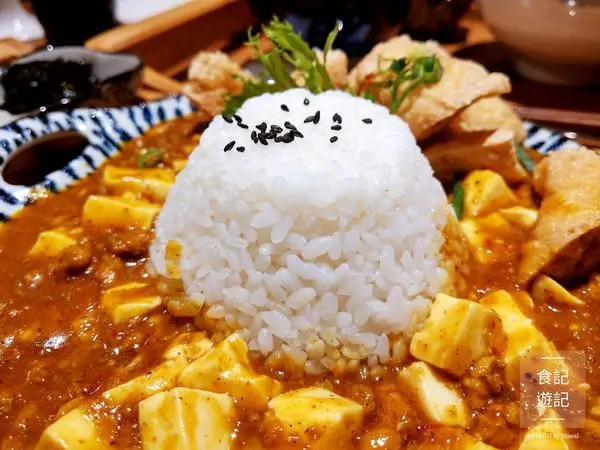 │新開幕!!咖哩口味麻婆豆腐x咔滋臭豆腐蹦出新滋味!!賣飯食/林口昕境廣場/眠羊星樂園旁/知名LeNINI樂尼尼義式餐廳賣飯品牌│