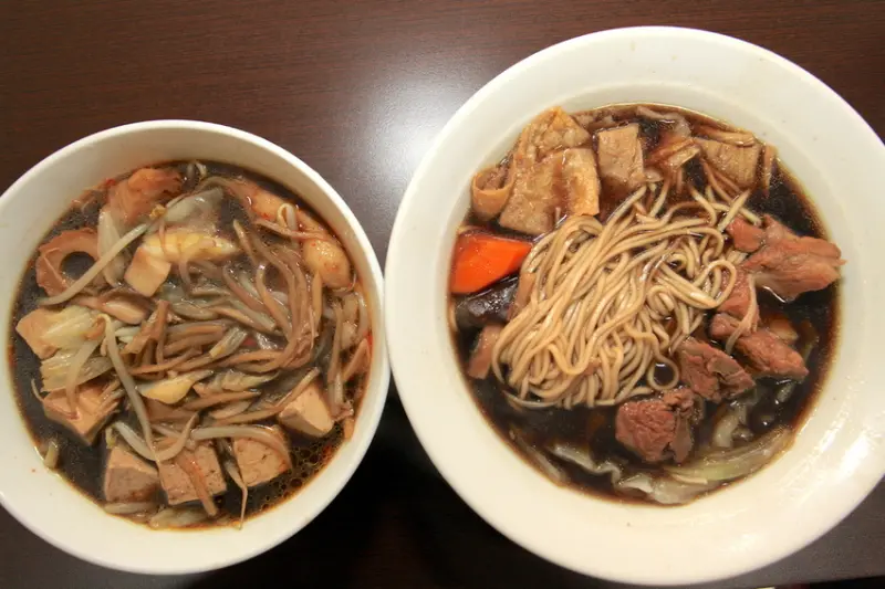 吃。高雄｜楠梓區｜右昌地區美食。東南亞地區特色料理，肉骨茶麵及叻沙麵，整體口感感中規中矩定價燒超值「黃肉骨茶拉麵」。