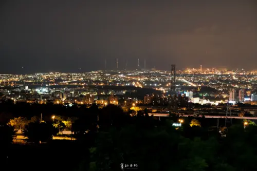 覓覓基地-帆杋望海｜沙鹿夜景餐廳｜除了情侶、朋友、家人可以一起來看夜景，毛孩子（寵物）也可以一起來看唷！