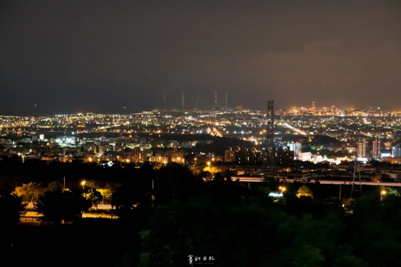 覓覓基地-帆杋望海｜沙鹿夜景餐廳｜除了情侶、朋友、家人可以一起來看夜景，毛孩子（寵物）也可以一起來看唷！