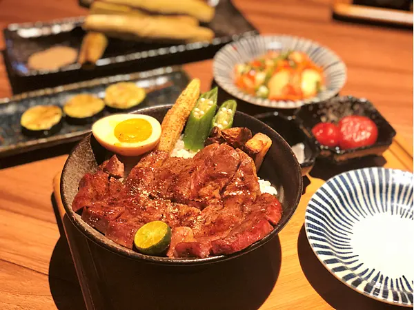 【台北美食￭信義區】大河屋 燒肉丼 串燒-微風南山店 x 日式丼飯料理餐廳，還有味增湯品和飲料涼飲無限暢飲、喝到飽！║ 微風南山美食、微風南山餐廳、信義區美食