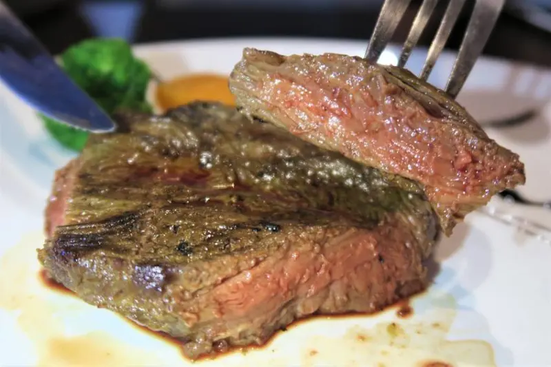 辛巴原味碳烤牛排｜不限金額振興卷結帳送烤雞翅！捐一元做愛心免費升等雙拼！來輔大不能錯過的原塊炭烤牛排！歡樂自助吧吃到飽！台北牛排推薦、新北牛排推薦、新莊牛排推薦、輔大牛排推薦、輔大美食推薦