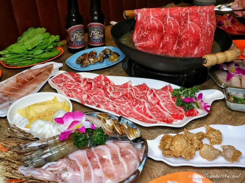 新竹人氣韋爐復刻食鍋進軍台中！營業至凌晨3點，凡身分證號碼含9527二碼以上肉品買一送一，四碼全中就送華府海鮮盤乙盤！