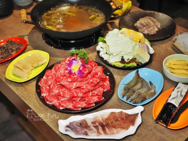 台中火鍋推薦｜韋爐復刻食鍋-台中大墩店。平日雙人套餐只要520元，平日晚上與假日宵夜肉量三倍增！台中宵夜