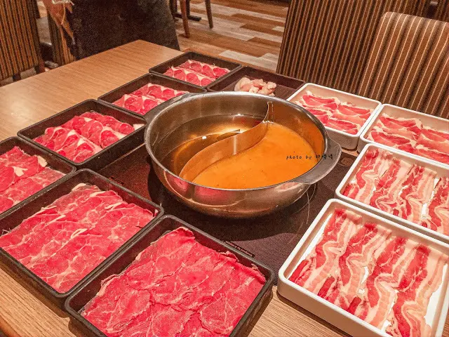 【台中 西屯】涮乃葉-日式涮涮鍋吃到飽(福科店)🍲平日午餐只要$378起就能吃到飽，除了火鍋，裡頭咖哩飯也很不錯，霜淇淋更是令人回味😋
