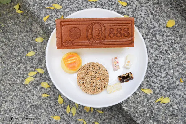 蛋糕上面是美金!金格新春獻禮金好運格賺錢/春耀花漾精品包/新年大發鞭炮桶