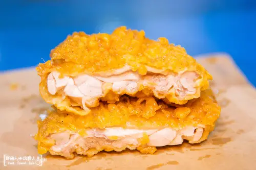 逢甲夜市美食｜台中美食 球客道精緻炸物逢甲店，這雞腿排皮香、汁多、肉嫩，還有炸菲力牛排及大干貝喔!!