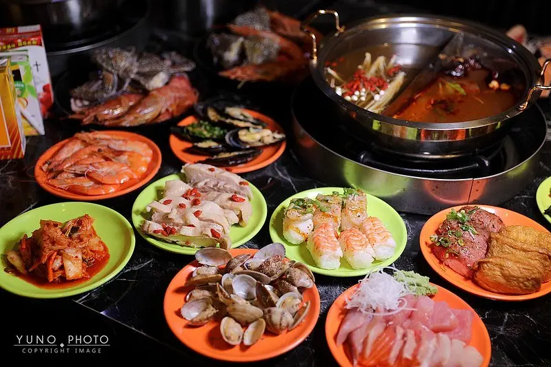 史上超狂超高CP值火鍋吃到飽！300多種食材 新鮮生魚片、和牛握壽司、生猛海鮮、啤酒、冰淇淋。嗨蝦蝦百匯鍋物吃到飽