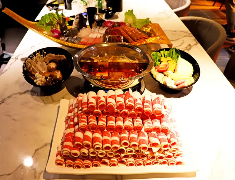 [台北中山區] 美食提案X 丼賞和食嗨蝦蝦 (林森旗艦店) ∥爆卵鮭魚海膽丼石頭鍋和鴛鴦鍋重量級霸王餐饗宴∥