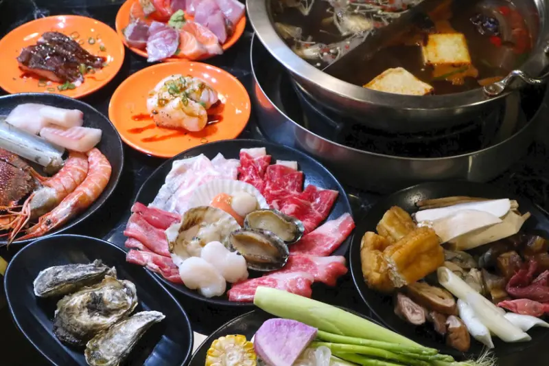 嗨蝦蝦百匯鍋物吃到飽。百款食材浮誇火鍋吃到飽！丼賞和食新概念店，日料等級生魚片必搶美味（台北中山）