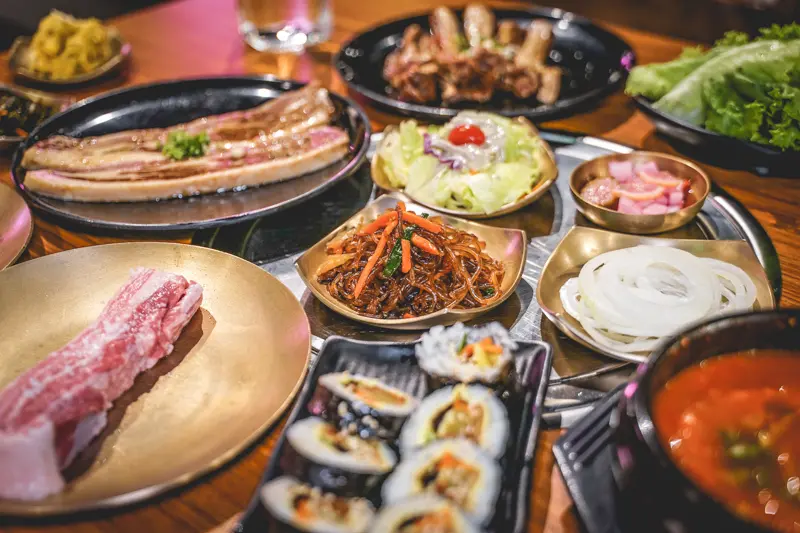 MEAT LOVE橡木炭火韓國烤肉-美麗華店 ▏心中排名前三的韓式烤肉也在內湖展店啦~大口吃肉、暢快喝酒、桌邊烤肉服務 好過癮！ ！ 韓國烤肉／ 韓式料理。捷運劍南路站