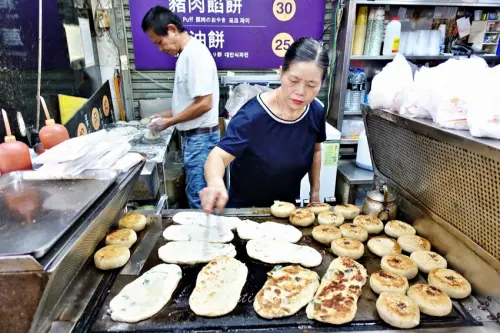 【台中】第二市場 鄒氏餡餅蔥油餅 一不小心會吃得全身髒的爆汁餡餅 - 水晶安蹄 不務正業過生活