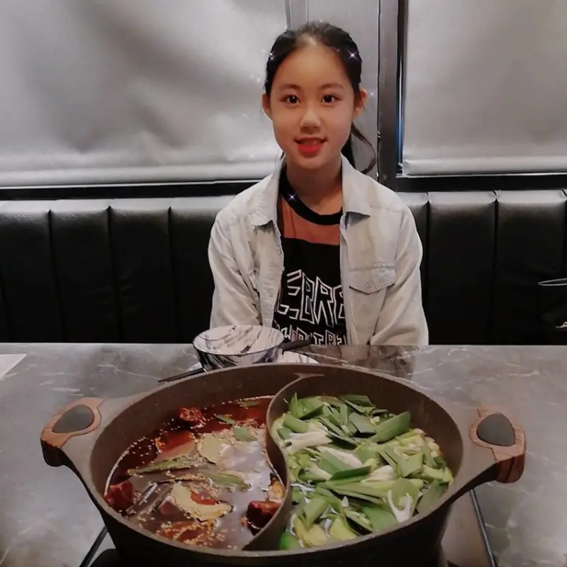 [松江南京火鍋]台北麻辣火鍋推薦#捷運松江南京美食#網美系痛風鍋#和牛吃到飽#石‧撈麻辣鴛鴦鍋#沙發#包廂#聚餐#啤酒#哈根達斯#石撈