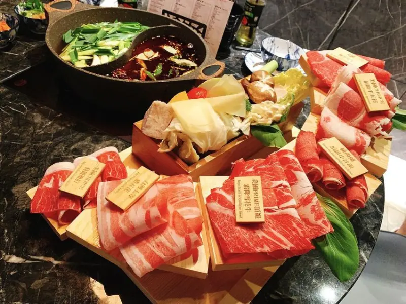 [美食] 松江南京火鍋 ♥ 石撈麻辣鴛鴦鍋 ♥ 把衛生紙丟進火鍋也能變得超好吃?! 火鍋控必吃超高CP值麻辣鍋推薦 ♥ 和牛吃到飽 高檔食材吃好吃滿 ♥ 防疫大解禁 大口吃肉READY GO (9｀･