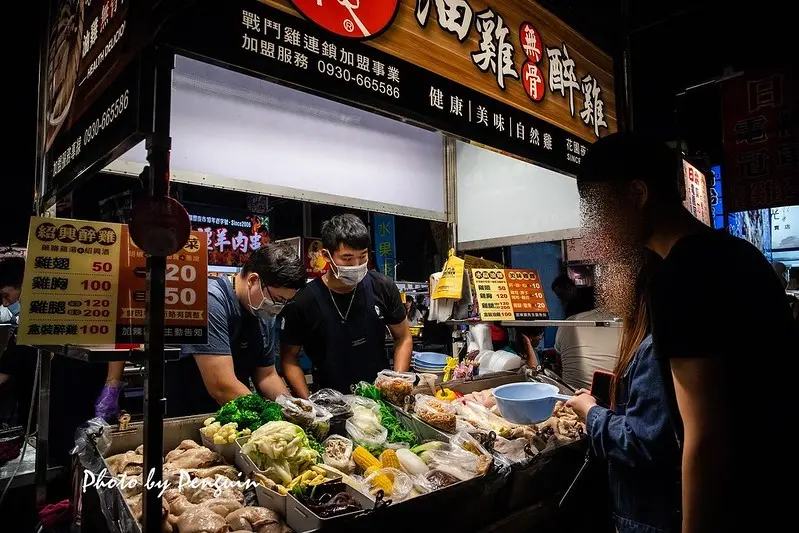 台南．北區．花園夜市．戰鬥雞無骨醉雞、油雞，Q彈雞肉超好吃，再來一包番薯潘的香Q地瓜球。